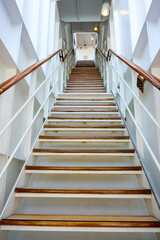Steep stairwell or staircase onboard luxury ocean liner QM2 Queen Mary 2 - Steile Treppe an Bord...