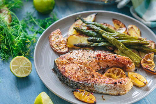 Roasted salmon with asparagus and potatoes