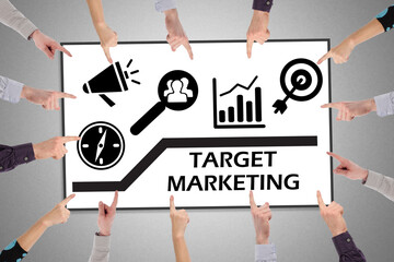 Obraz premium Target marketing concept on a whiteboard