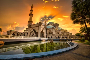Gordijnen Masjid Wilayah Persekutuan at sunset in Kuala Lumpur, Malaysia. © nuttawutnuy