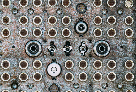 Plate with electrical connectors