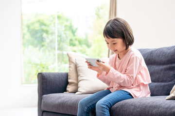 Fototapeta premium スマホを操作する子供