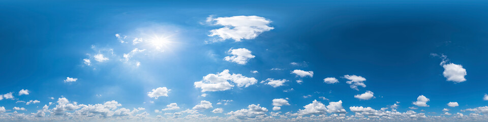 Naklejka na ściany i meble 360°-Panoramahimmel mit Cumulus-Wolken ohne Boden, zur einfachen Verwendung in 3D-Grafiken und Panorama für Kompositionen in sphärischen Luft- und Bodenpanoramen als Himmelskuppel