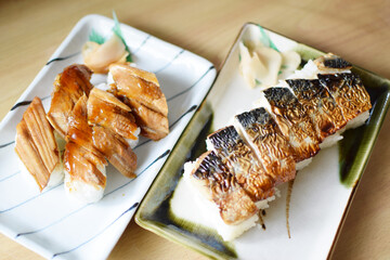 Grilled mackerel sushi and the japanese confucius sushi / 日本料理(煮穴子寿司と焼き鯖寿司)の皿盛り - 斜めアングル