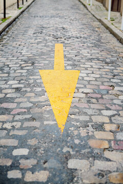 Yellow arrow in Montmartre, Paris