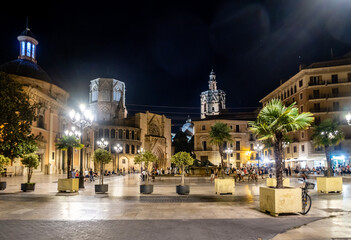 Plaza de la virgen mit Kathedrale  in Valencia bei Nacht © dietwalther