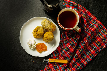 イギリスのスコーン Scottish scones with tea, jam and cream