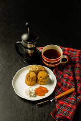 イギリスのスコーン　Scottish scones with tea, jam and cream