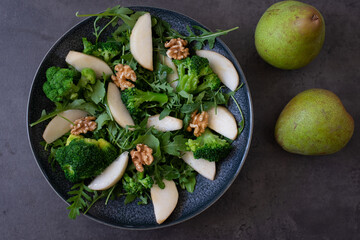 healthy arugula salad with pears and walnuts