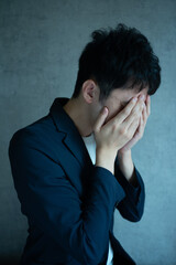 Fototapeta premium 悩む男性