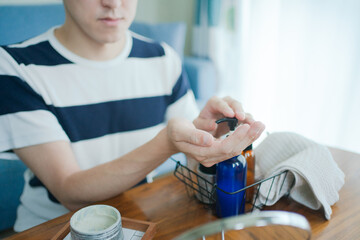メンズコスメでスキンケアをする男性