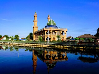 Fototapeta premium Mosque on canal
