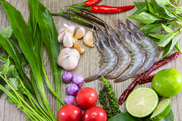Big fresh shrimp on wooden plate, seasoned, tom yum, chili, lime, coriander, garlic, onion, tomato Ready-made Tom Yum Kung, delicious Thai food