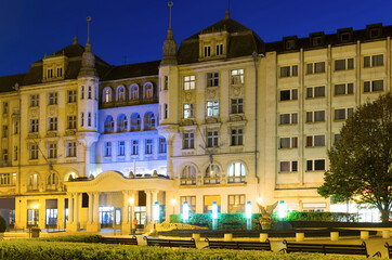 Obraz premium Night view of magnifical building of hotel in center of hungarian town Debrecen