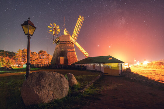 Historische Windmühle auf Insel Amrum, Nebel bei Nacht mit Milchstraße und Sterne