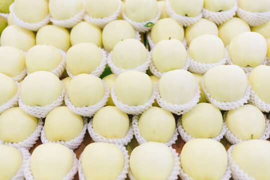 white pears in fruit shop