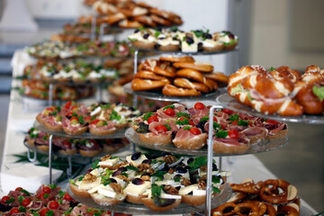 Catering mit großem Buffet und vielen Gerichten.