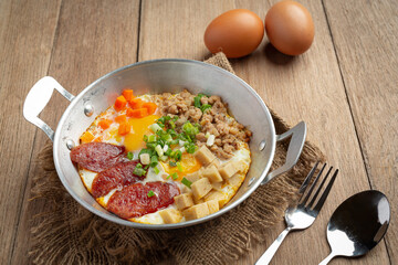 Pan eggs sprinkled with Chinese sausage, diced bacon, breakfast.