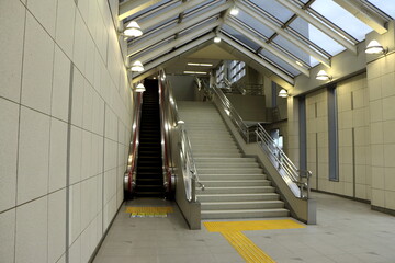 朝の人気のない駅の構内