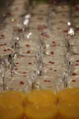 Viele Gläser mit Aperitif, Getränken, Früchten und Dekoration.