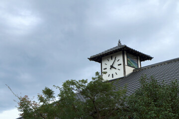 青空に伸びる屋根の上の時計