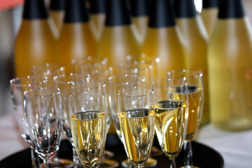 Flaschen und Gläser mit Sekt und Champagner.