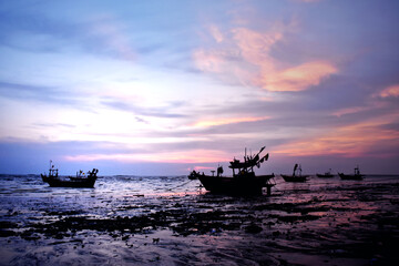 Obraz premium Beautiful sea and sky view with fishing boat in the evening time.