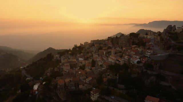 Bova superiore in Calabria, vista aerea della citt&agrave; al tramonto