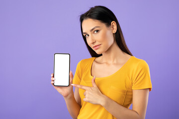 Naklejka premium Woman showing white blank cell phone screen