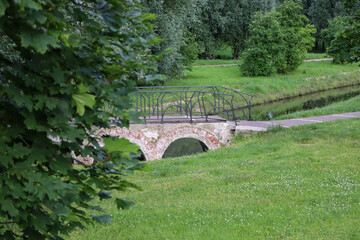 Fototapeta na wymiar bridge in the park