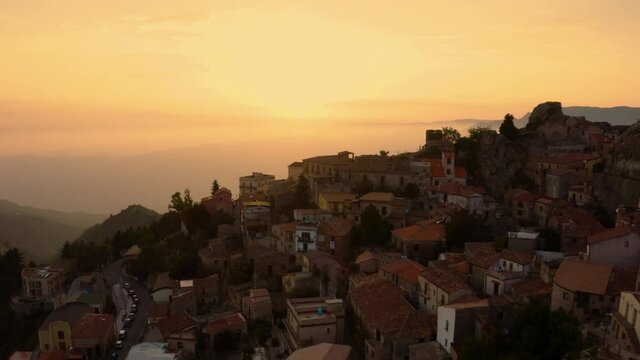 Bova superiore in Calabria, vista aerea della citt&agrave; al tramonto