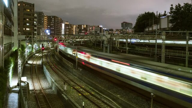 Time-lapse video of trains moving fast at night on busy multiple railway tracks in Tokyo, Japan　行き来する電車　様々な鉄道路線 タイムラプス 東京の夜景