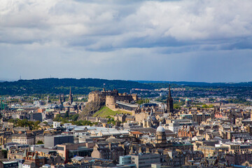 Fototapeta na wymiar Vista de castillo de Edimburgo coronando la ciudad