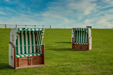 Strandkörbe am grünen Deich an der Nordsee