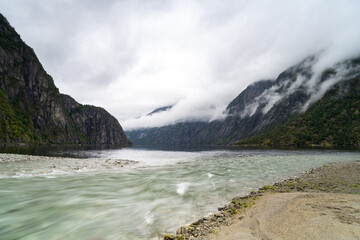 Fjordy nad jeziorem Eidfjordvatnet, we wsi Øvre Eidfjord (Ovre Eidfjord)w gminie Eidfjord w województwie Vestland w Norwegii