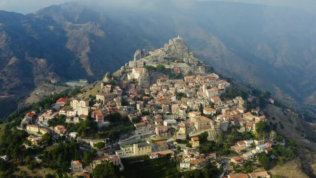 Bova superiore in Calabria, vista aerea della citt&agrave; al tramonto