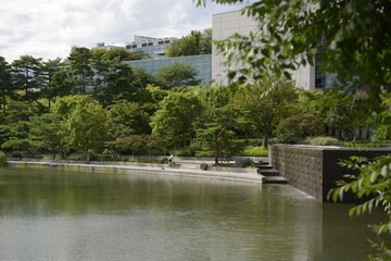 Fototapeta premium 대한민국 서울 국립중앙박물관과 호수 National Museum of Korea and the lake in Seoul, Korea