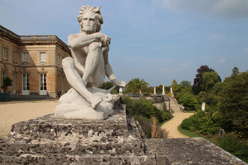 Fototapeta na wymiar statue, palace and park of compiegne (france)