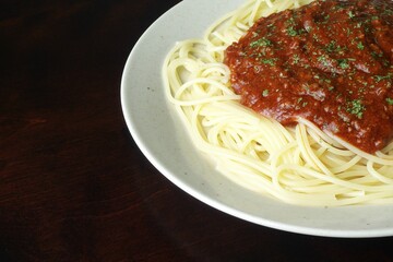 テーブルの上のボロネーズソースのスパゲッティ
