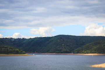 Un magnifique lac en Europe