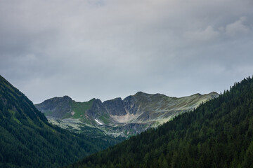 Obraz premium mountains with green hillsides while hiking