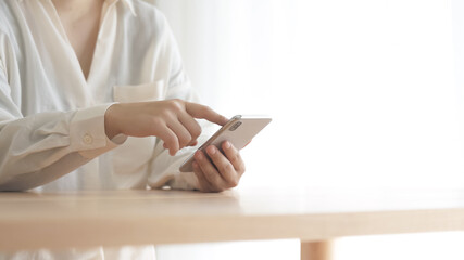 スマホを操作する女性