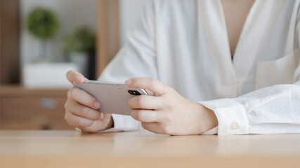 スマホを操作する女性