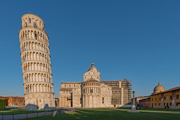 Der Schiefe Turm von Pisa mit Dom Santa Maria Assunta auf der Piazza Miracoli in Pisa in der Toskana in Italien 
