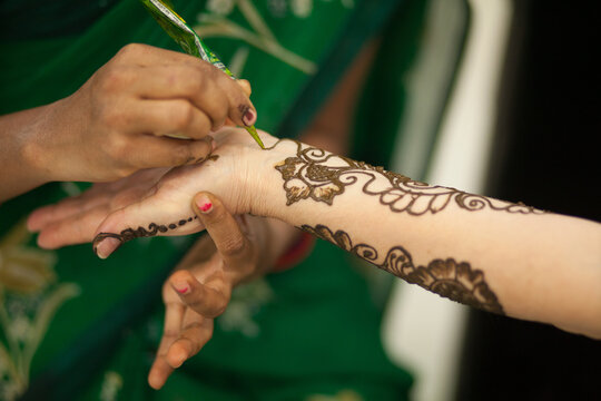Drawing henna tattoo