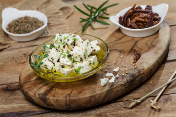Marinierter Feta-Käse in Olivenöl