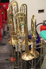 Viele Posaunen stehen auf ihren Posaunenständern im Gang rum . Probenraum der Bigband des Imperial...