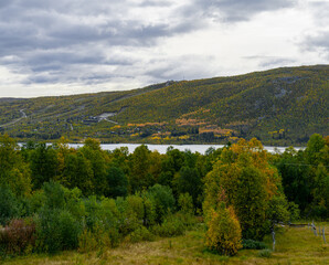 Fototapeta na wymiar Jesienne kolory nad fjorem Ustedalsfjorden w regionie Buskerud w okolicy miasta Geilo w Norwegii