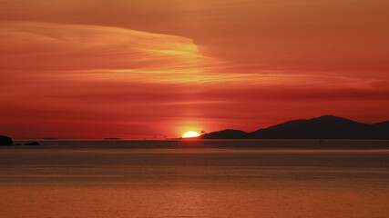 Obraz premium Sunset over the ocean at the Isle of Skye in Northern Scotland, United Kingdom.