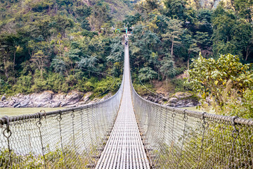 Hängebrücke über den Fluss Trishuli im Himalaya in Kurintar, Nepal